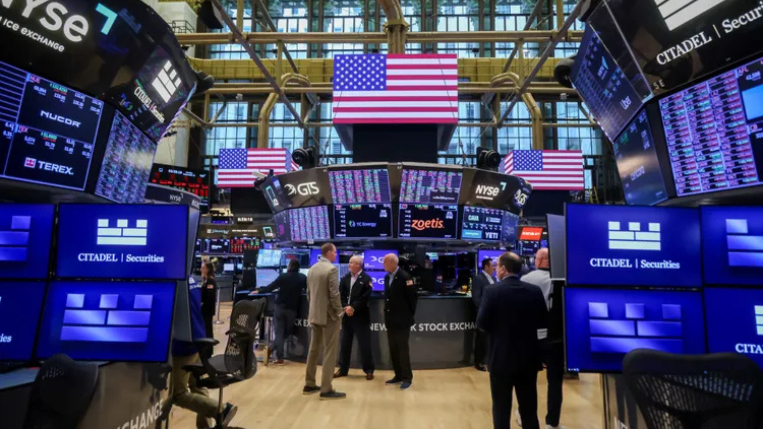 Wall Street Hits Record Highs as AI Profits Surge and Oil Prices Fall